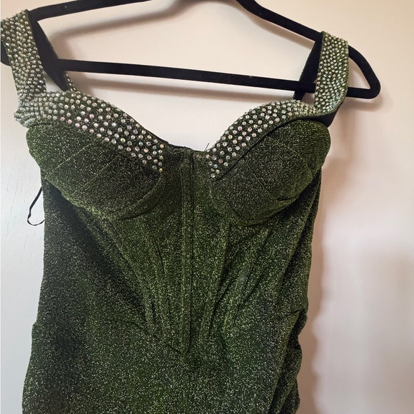 Elegant Green Off-Shoulder Evening Gown - Picture 4 of 7